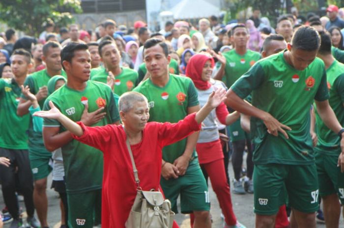 Skuat PS TNI membaur bersama masyarakatyang bertajuk Terimakasih Bogor bersama masyarakat sekitar
