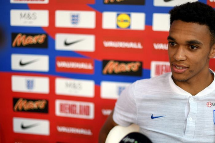 Bek sayap tim nasional Inggris, Trent Alexander-Arnold, saat berbicara dengan media di St George's Park, Burton-on-Trent, Inggris, pada 5 Juni 2018.