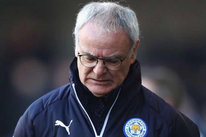 Ekspresi kekecewaan Manajer Leicester City, Claudio Ranieri, dalam pertandingan babak 16 besar Piala FA 2016-2017 menghadapi Millwall di Stadion The Den, London, Inggris, pada Sabtu (18/2/2017).