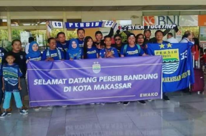Bobotoh sambut kedatangan tim Persib Bandung di Makassar