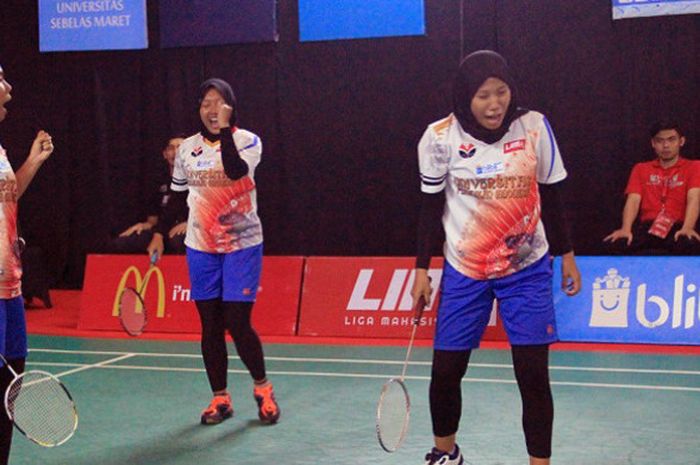 Pemain putri Universitas Pendidikan Indonesia berhasil mengatasi Univesitas Trisaksi di final LIMA Badminton Nationals 2018, Minggu (6/5). 