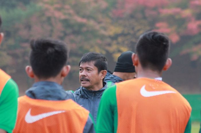       Pelatih timnas U-19 Indonesia, Indra Sjafri, tengah memberikan instruksi kepada Egy Maulana dkk pada sesi latihan menjelang laga ketiga Kualifikasi Piala Asia U-19 2018 kontra Korea Selatan di Paju National Football Centre, Korea Selatan, Jumat (3/11/2017).      