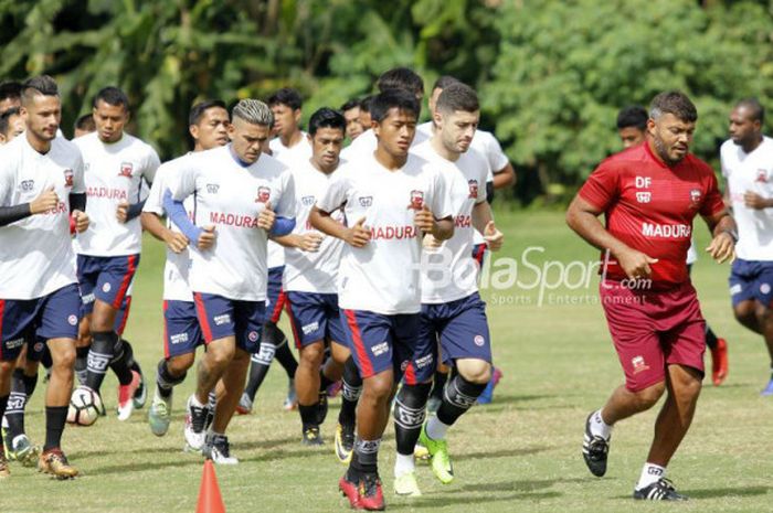 Para pemain Madura United berlari bersama pada sesi latihan tim di Yogyakarta jelang laga Babak 8 Besar Piala Presiden 2018.