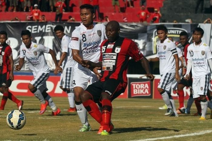 Striker asing Persipura, Pacho Kenmogne kesulitan melewati bek Bali United, Ricky Fajrin (8) pada laga di Stadion Kapten I Wayan Dipta, Gianyar, Jumat (25/3/2016).