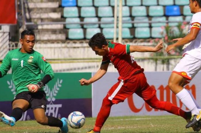 Aksi penyerang timnas U-19 Indonesia, Egy Maulana di antara dua pemain timnas U-19 Brunei, Muhd Amirul Hakim PG Zulkarnain dan kapten Wafi Aminuddin (kanan) pada laga pamungkas Grup B Piala AFF U-18 2017 di Stadion Thuwunna, Yangon, Myanmar, Rabu (13/9/2017).