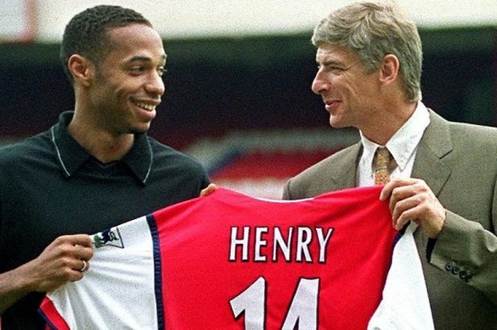   Arsene Wenger (kanan) saat memperkenalkan Thierry Henry sebagai rekrutan anyar untuk Arsenal pada 3 Agustus 1999 di Highbury, London, Inggris.  