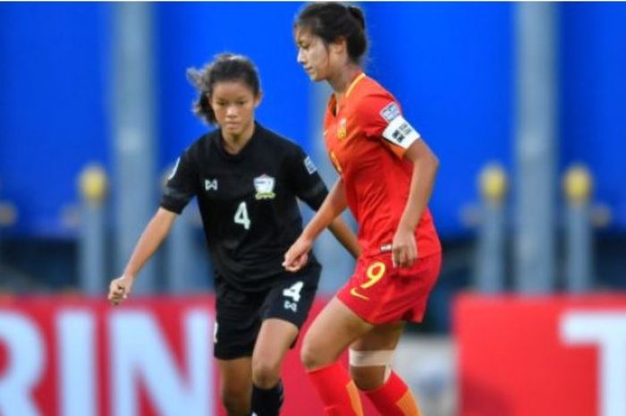 Timnas U-16 wanita China sedang berhadapan dengan timnas U-16 Thailand