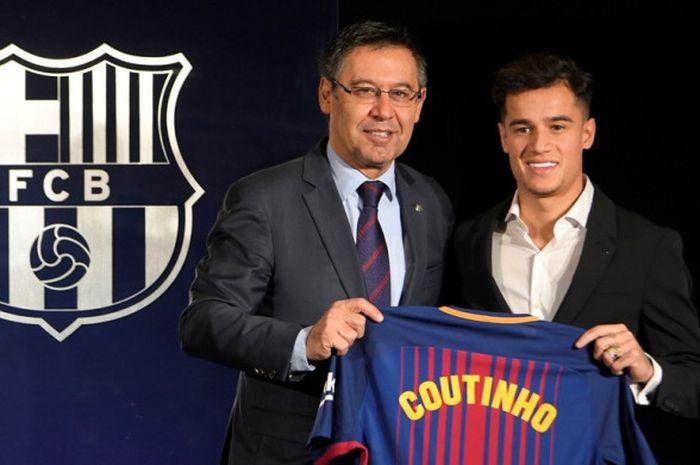 Gelandang FC Barcelona, Philippe Coutinho (kanan), berpose dalam acara presentasi resmi pengenalan dirinya di Stadion Camp Nou, Barcelona, Spanyol, pada 8 Januari 2018.