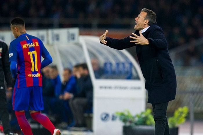 Pelatih FC Barcelona, Luis Enrique, dalam laga di markas Real Sociedad pada Minggu (27/11/2016)