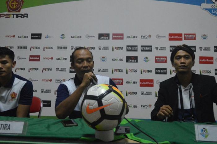 Karteker PS Tira, Miftahudin Mukhson (tengah) pada sesi jumpa pers setelah pertandingan melawan Persija Jakarta di Stadion Sultan Agung (SSA), Bantul, Jumat (8/6/2018).