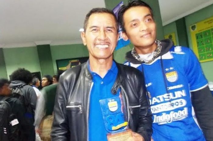 Eks pemain Persib era 1980-an, Ajat Sudrajat (kiri) seusai mendapatkan penghargaan dari eks klubnya di Stadion Siliwangi, Kota Bandung, Minggu (2/4/2017). 