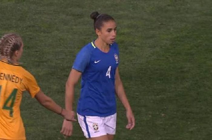 Pemain timnas wanita Brasil, Raffaelle tidak mempedulikan jabatan tangan pemain Australia, Alanna Kennedy.