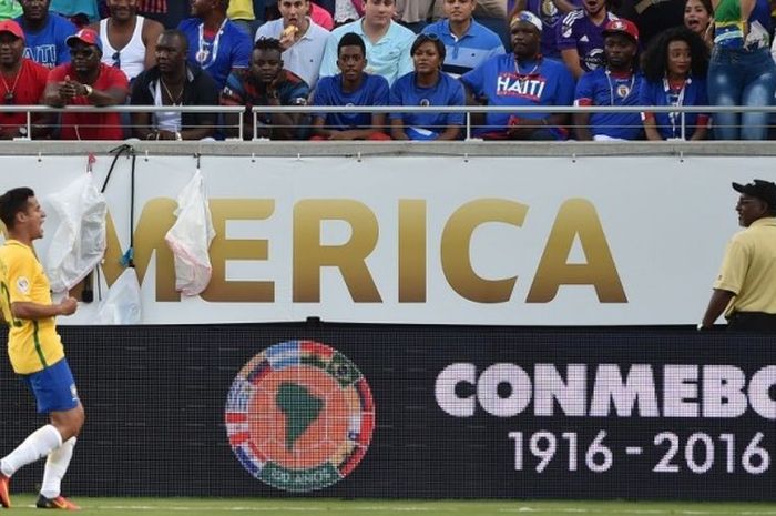 Gelandang Brasil, Philippe Coutinho, merayakan gol ke gawang Haiti pada laga kedua Copa America Centenario 2016, Rabu (8/6/2016).