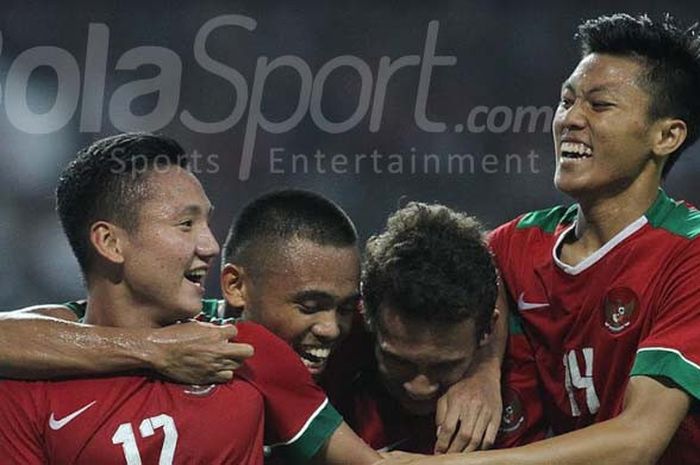    Pemain Timnas U-19 Indonesia dari kiri ke kanan, Syahrian Abimanyu, Saddil Ramdani, Egy Maulana, dan Feby Eka Putra merayakan kemenangan melawan Thailand di Stadion Wibawa Mukti, Minggu (8/10/2017)   