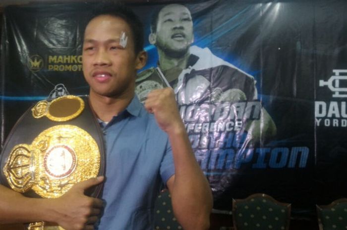  Petinju kelas ringan Indonesia, Daud Yordan, berpose dengan sabuk juara WBA Asia dalam jumpa pers d