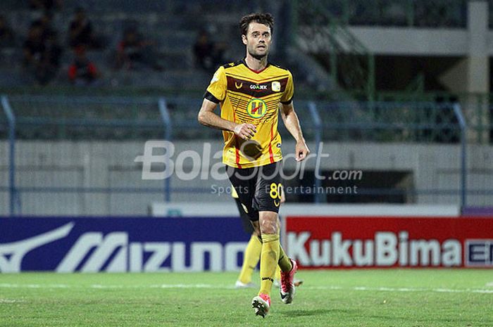 Aksi gelandang Barito Putera, Douglas Packer, saat tampil melawan Madura United dalam laga pekan ke-