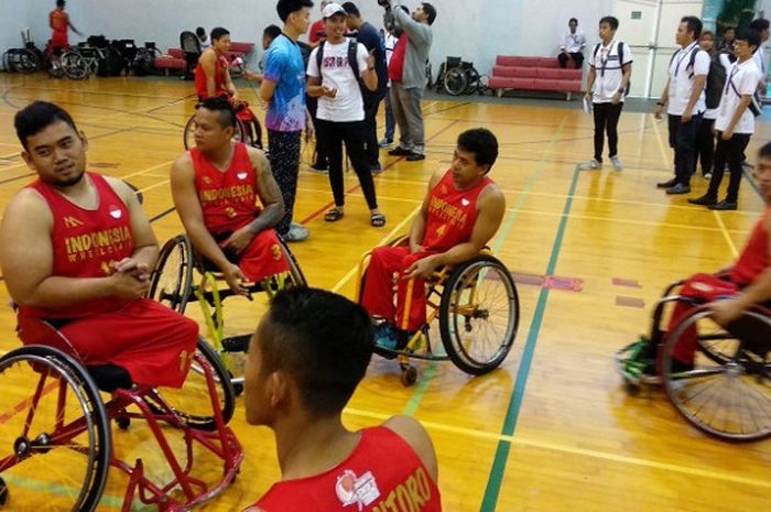 Para pemain tim nasional basket kursi roda Indonesia berbincang-bincang seusai laga uji coba melawan Thailand, di Old Sports Hall, British School Jakarta, Senin (25/6/2018).