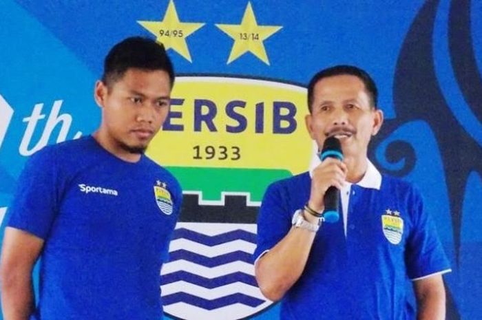 Pelatih Djadjang Nurdjaman dan bek Tony Sucipto saat memberikan keterangan saat seremoni ulang tahun Persib di Graha Persib, Jalan Sulanjana, Kota Bandung, Selasa (14/3/2017).