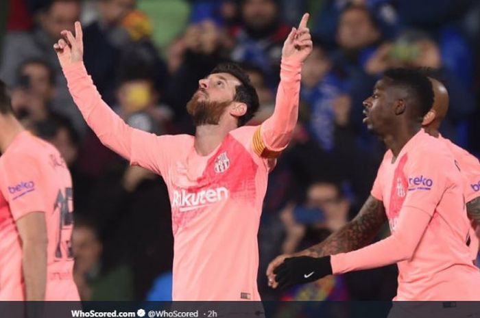 Lionel Messi (tengah) merayakan golnya untuk Barcelona ke gawang Getafe dalam partai Liga Spanyol, 6 Januari 2019.