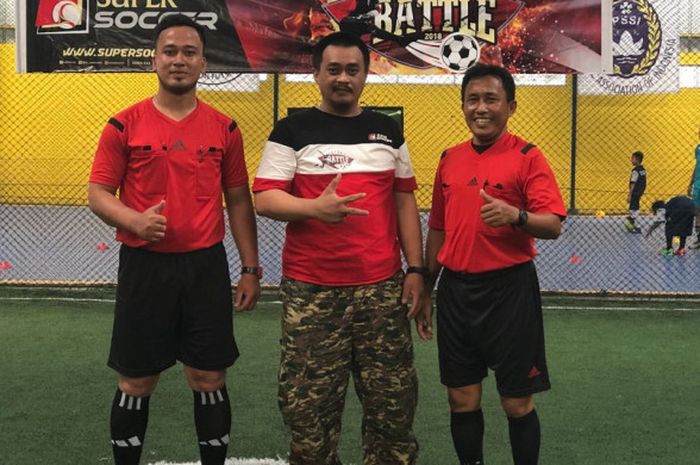 Wasit berlisensi FIFA, Anang, memimin salah satu pertandingan  Super Soccer Futsal Battle. 