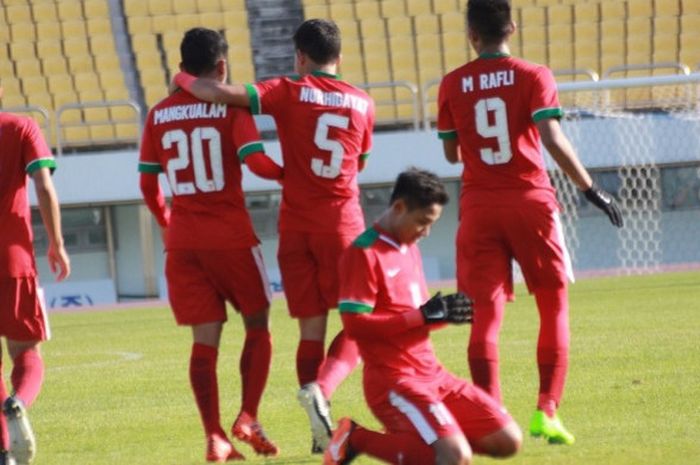 Pemain Timnas U-19 Indonesia merayakan kemenangan melawan Brunei Darussalam di Paju Public Stadium, Korea Selatan, Selasa (31/10/2017) siang WIB.