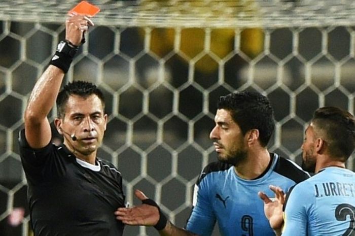 Jonathan Urretaviscaya (22) diganjar kartu merah saat Uruguay kalah dari Peru pada partai Kualifikasi Piala Dunia zona Amerika Selatan, Selasa (28/3/2017).