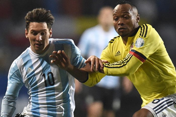  Aksi pemain bertahan tim nasional Kolombia, Juan Camilo Zuniga (kanan), saat berduel dengan bintang timnas Argentina, Lionel Messi, dalam laga perempat final Copa America 2015 di Estadio Sausalito, Vina del Mar, Cile, pada 26 Juni 2015. 