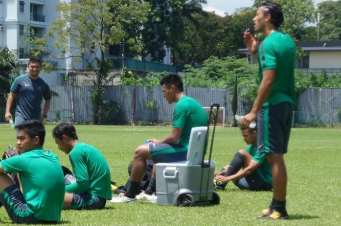 Penyerang Ezra Walian menyiramkan air mineral ke kepalanya jelang latihan timnas U-22 Indonesia selesai di lapangan Kelab Aman, Lorong Damai, Kuala Lumpur, Rabu (16/8/2017) siang.