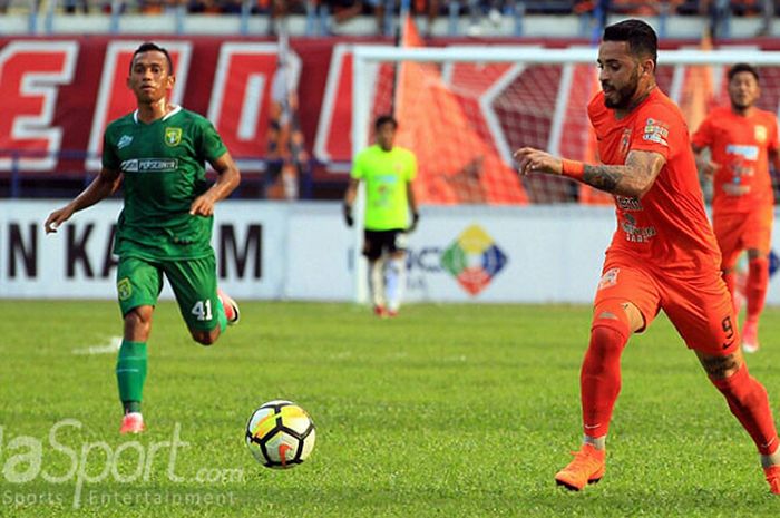  Aksi penyerang Borneo FC, Marlon da Silva, saat tampil melawan Persebaya Surabaya dalam laga perebutan tempat ketiga Piala Gubernur Kaltim 2018 di Stadion Palaran, Samarinda, Minggu (04/03/18). 