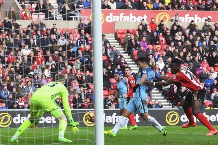 Striker Manchester City, Sergio Aguero, mencatatkan gol ke gawang Sunderland dalam laga di Stadium of Light, Minggu (5/3/2017)