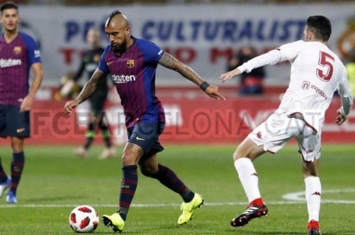  Gelandang Barcleona, Arturo Vidal, dalam laga melawan Cultural Leonesa pada leg pertama babak 32 be