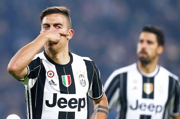 Penyerang Juventus, Paulo Dybala (kiri), merayakan gol saat melawan Napoli dalam laga Piala Italia di Stadion Juventus, Turin, pada 28 Februari 2017.