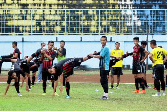 Para pemain Persewangi Banyuwangi dalam sebuah sesi latihan di Stadion Kanjuruhan, Kabupaten Malang, Minggu (8/10/2017). 
