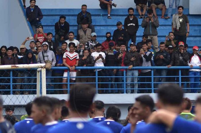 Bobotoh saat menyaksikan latihan perdana Persib Bandung di Lapangan SPOrT Jabar Arcamanik, Senin (14