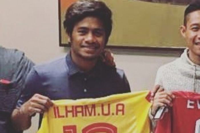 Evan Dimas (kanan) dan Ilham Udin Armaiyn (tengah) ditemani agen Mulyawan Munial berpose selepas meneken kontrak semusim bersama Selangor FA.