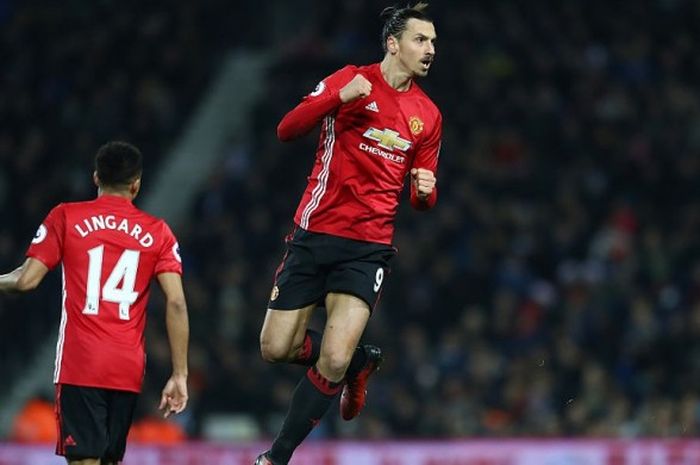 Penyerang Manchester United, Zlatan Ibrahimovic (kanan), merayakan golnya ke gawang West Bromwich Albion dalam laga Premier League di Stadion The Hawthorns, West Bromwich, 17 Desember 2016.