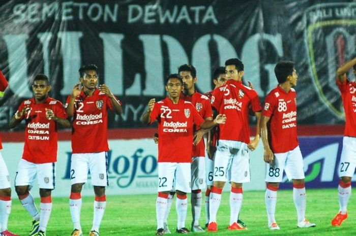 Skuat Bali United memberi salam kepada pendukungnya di Stadion Kapten I Wayan Dipta, Gianyar, usai uji coba kontra PS TNI, Jumat (5/2/2016).