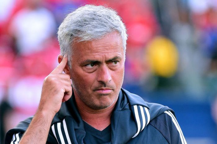 Reaksi manajer Manchester United, Jose Mourinho, sebelum dimulainya laga persahabatan kontra Los Angeles Galaxy di StubHub Center, California, Amerika Serikat, pada 15 Juli 2017.