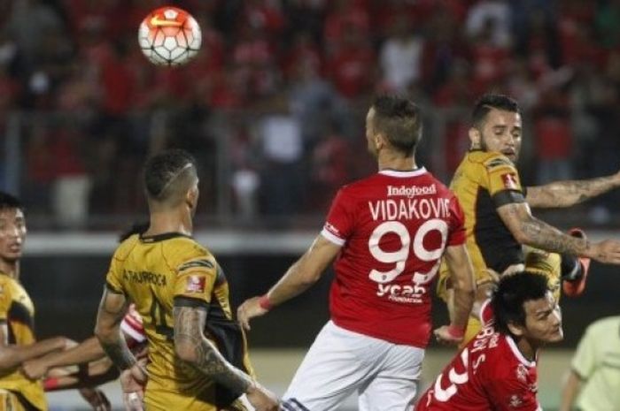 Lompatan striker Bali United, Nemanja Vidakovic (99) saat timnya menjamu Mitra Kukar di Stadion Kapten I Wayan Dipta, Gianyar, 23 Juli 2016. 