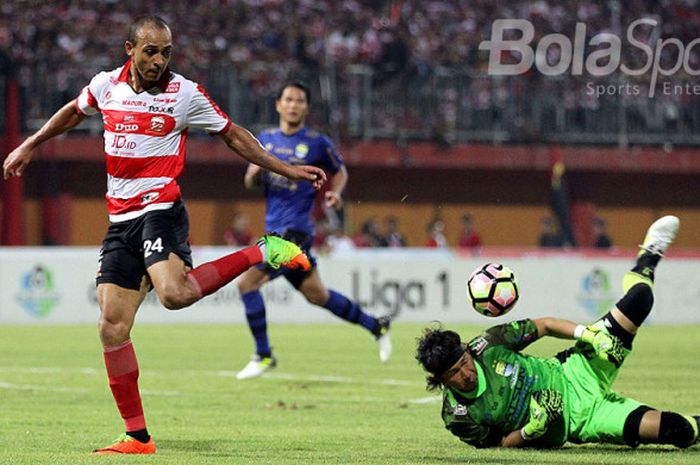 Kiper Persib Bandung, Made Wirawan, menggagalkan serangan striker Madura United, Peter Odemwingie, dalam laga pekan ke-13 Liga 1 di Stadion Gelora Ratu Pamellingan, Jawa Timur Minggu (09/07/2017) malam.