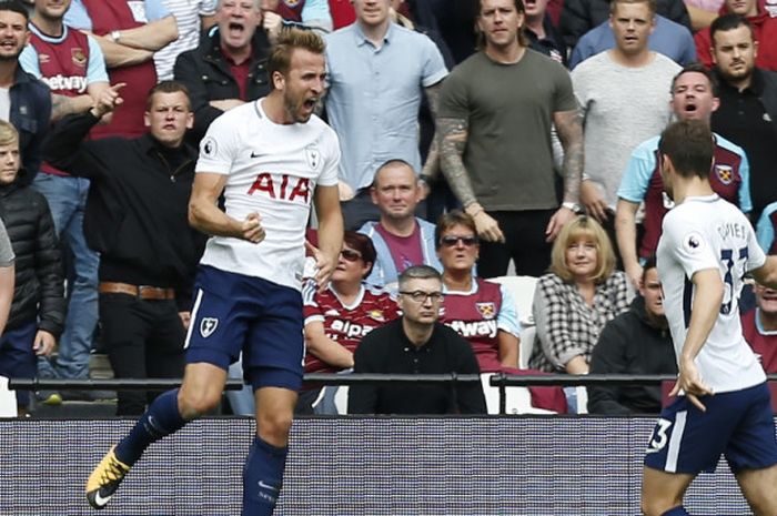 Striker Tottenham Hotspur, Harry Kane (kiri), merayakan gol yang dia cetak ke gawang West Ham United dalam laga Liga Inggris di Stadion London pada 23 September 2017.