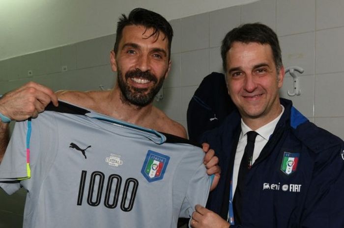 Kiper Italia, Gianluigi Buffon (kiri), merayakan keberhasilan mencatatkan penampilan ke-1000 dalam kariernya seusai melakoni laga Grup G Kualifikasi Piala Dunia 2018 zona Eropa kontra Albania di Stadion Renzo Barbera, Palermo, Italia, pada 24 Maret 2017.