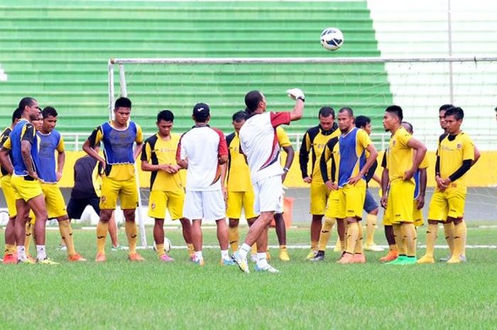 Pelatih Sriwijaya FC Widodo Cahyono Putra memberikan pengarahan pada pemain Sriwijaya, Selasa (27/9/2016) di Stadion Gelora Sriwijaya Jakabaring, Palembang, Sumatera Selatan.