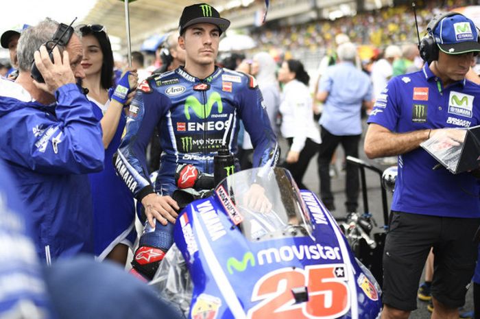 Pebalap tim Movistar Yamaha, Maverick Vinales, saat bersiap di grid jelang balapan MotoGP Malaysia, Minggu (29/10/2017).