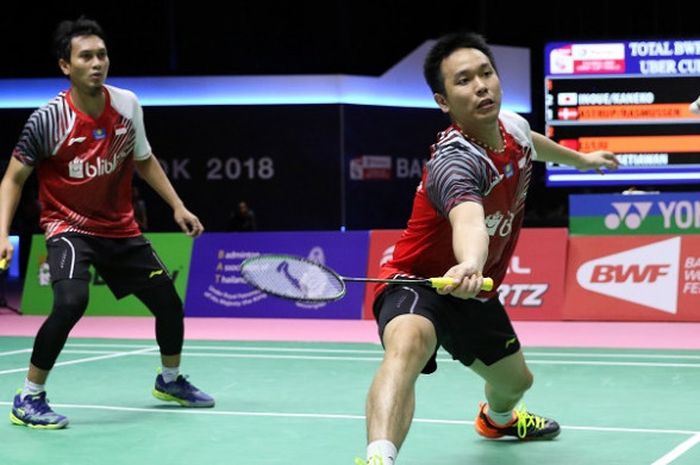 Pasangan ganda putra Indonesia, Mohammad Ahsan/Hendra Setiawan, mengembalikan kok ke arah Li Junhui/Liu Yuchen, pada partai keempat semifinal Piala Thomas 2018 melawan China di Impact Arena, Bangkok, Thailand, Jumat (25/5/2018).