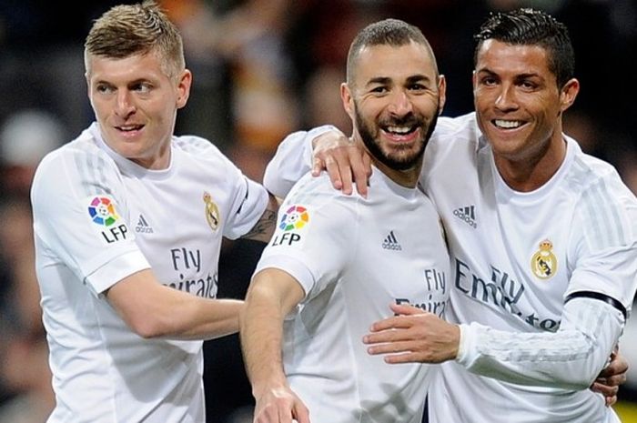 Striker Real Madrid, Karim Benzema (tengah) merayakan gol yang ia cetak ke gawang Sevilla bersama dua rekannya, Cristiano Ronaldo (kanan) dan Toni Kroos dalam pertandingan Liga Spanyol 2015-2016 di Estadio Santiago Bernabeu, Madrid, Spanyol, pada 20 Maret 2016.