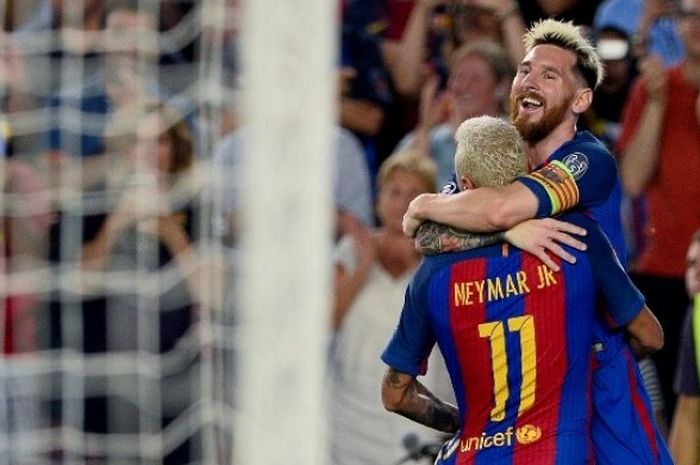 Lionel Messi dan Neymar merayakan gol Barcelona ke gawang Celtic FC pada partai Grup C Liga Champions di Stadion Camp Nou, Selasa (13/9/2016).