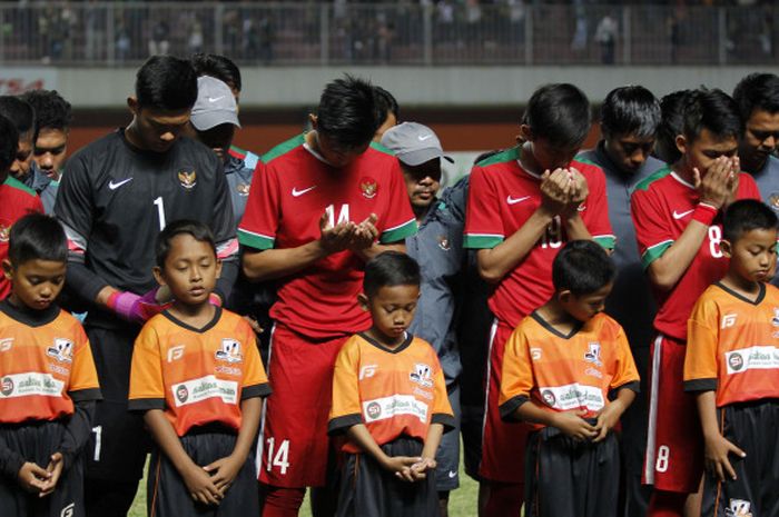 Timnas Indonesia U-19 mengheningkan cipta saat uji coba lawan PSS Sleman, Sabtu (!2/8/2017)