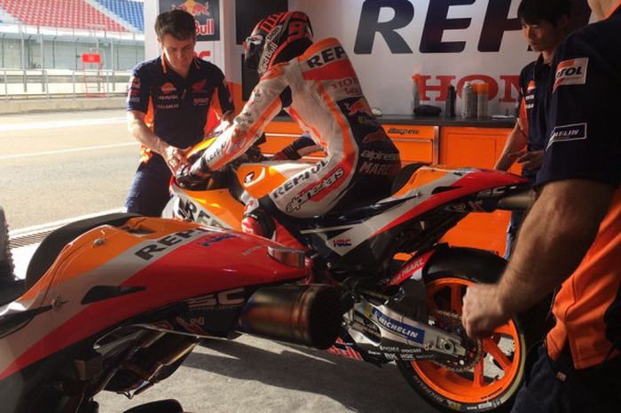 Pebalap Repsol Honda, Marc Marquez, bersiap-siap memasuki trek Sirkuit Losail, Doha, Qatar, pada tes pramusim MotoGP 2018 yang berlangsung hari Jumat, 2 Maret 2018.