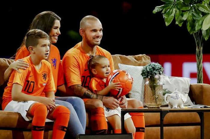 Wesley Sneijder bersama keluarganya menonton televisi di tengah laga Belanda versus PEru di Johan Cruyff Arena, Kamis (6/9/2018)